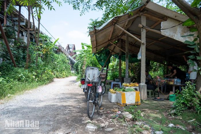 Ngày thông cầu, quán nước nhỏ là mưu sinh của gia đình chị Hương, một dân cư trong khu bãi ven sông, cũng đông khách trở lại so với hai tháng trước. Chị Hương chia sẻ: "Trong khoảng thời gian thi công sửa chữa, cũng may vẫn có người giao hàng đến tận nơi. Bữa ăn gia đình đã có sẵn rau trông tại nhà nên nhìn chung cuộc sống vẫn tương đối ổn định trong thời gian qua".