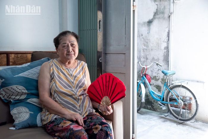 Bà Oanh (74 tuổi) và ông Hải (79 tuổi) sống trên phố Long Biên, vẫn có thói quen vào trong "phố" thăm con cháu, bày tỏ sự vui mừng khi cầu Long Biên đã thông tuyến. Giờ đây, chuyến xe ông đèo bà không cần phải vòng qua cầu Chương Dương nữa. Lối đi qua cầu Long Biên vẫn là sự lựa chọn quen thuộc với ông bà bởi đường đi ngắn hơn, thuận tiện hơn và ít xe cộ hơn.