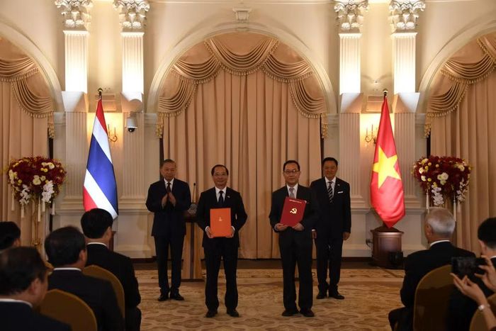 Tổng Bí thư, Chủ tịch nước Tô Lâm và Thủ tướng Thái Lan Anutin Charnvirakul chứng kiến trao Biên bản Ghi nhớ về hợp tác giữa Học viện Chính trị Hành chính và Quản trị Công và Đại học Khon Kaen, Thái Lan. (Ảnh: MINH THẮNG)