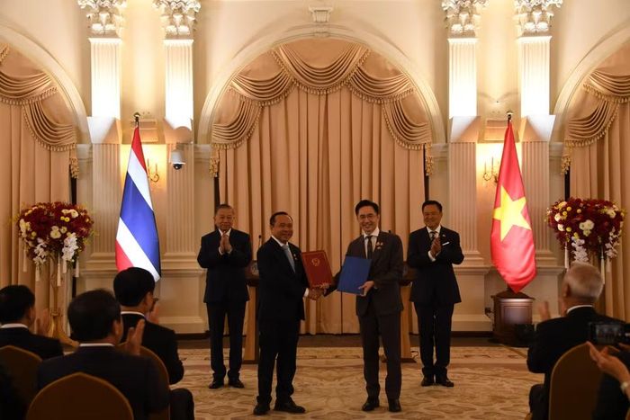 Tổng Bí thư, Chủ tịch nước Tô Lâm và Thủ tướng Thái Lan Anutin Charnvirakul chứng kiến trao Công hàm thông báo Bộ Giáo dục đại học, Nghiên cứu và Đổi mới sáng tạo Thái Lan sẽ kế thừa chức năng nhiệm vụ của Bộ Khoa học và Công nghệ trước đây và tiếp tục thực hiện Hiệp định đã ký với Bộ Khoa học và Công nghệ Việt Nam. (Ảnh: MINH THẮNG)