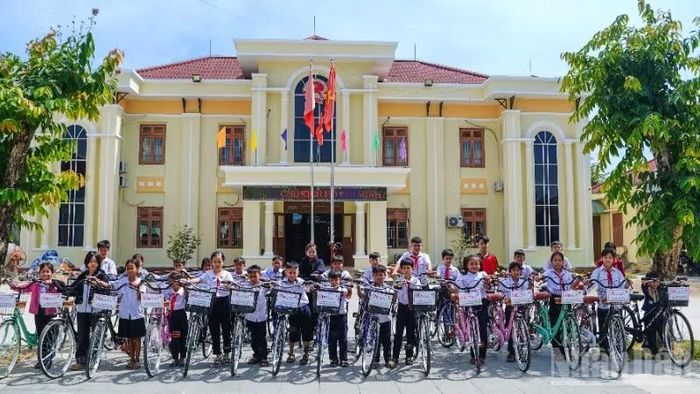Những chiếc xe đạp trao tặng học sinh vượt khó, học giỏi tại xã Phước Trà, thành phố Đà Nẵng.
