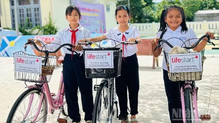 Những món quà ý nghĩa đến với học sinh vùng khó trước thềm năm học mới.