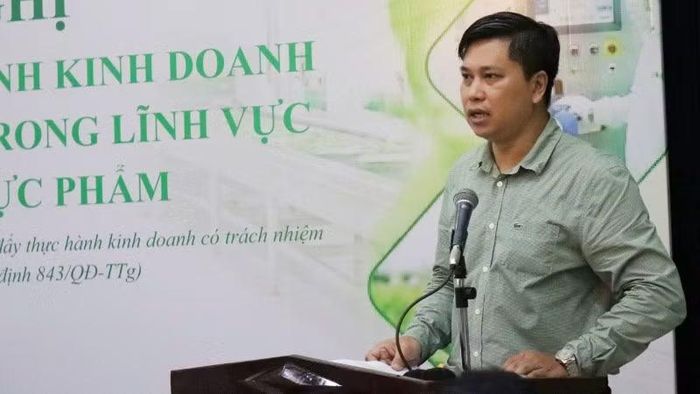 Tiến sĩ Trần Minh Sơn, Giám đốc Trung tâm Pháp lý hỗ trợ cho doanh nghiệp nhỏ và vừa (Cục trưởng Pháp luật- Kinh tế, Bộ Tư pháp) tham luận tại hội nghị. (Ảnh: TL)