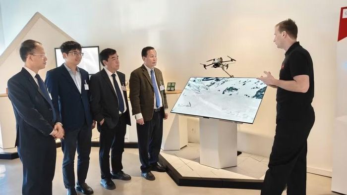 Giáo sư, Tiến sĩ Nguyễn Hữu Đức (thứ tư từ trái sang) cùng các nhà khoa học trao đổi phát triển công nghệ drone tích hợp.