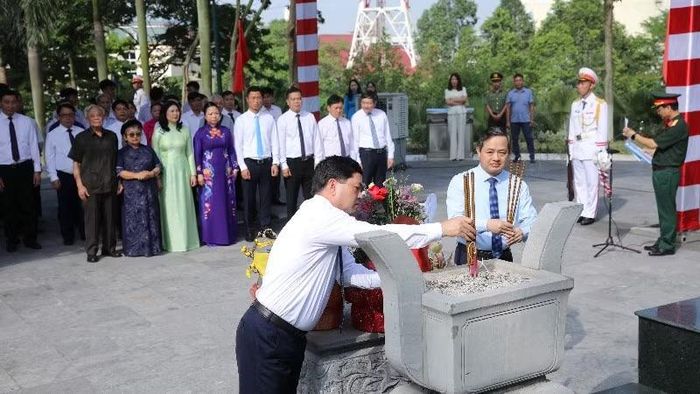 Các đồng chí lãnh đạo tỉnh Bắc Ninh dâng hương tưởng niệm đồng chí Hoàng Quốc Việt.