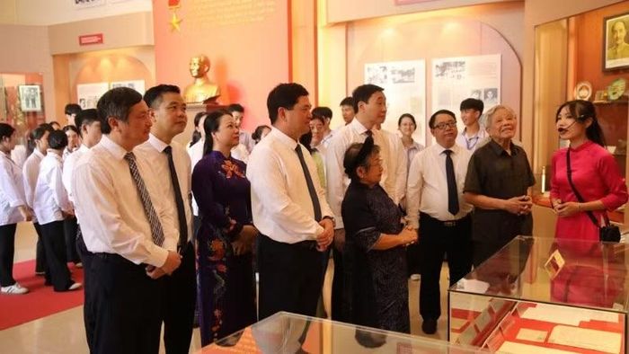 Các đại biểu tham quan Nhà lưu niệm.