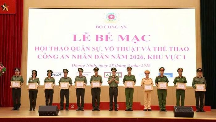 Lãnh đạo Công an tỉnh Quảng Ninh tặng Giấy khen cho các tập thể, cá nhân.