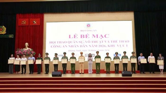 Ủy ban nhân dân tỉnh Quảng Ninh tặng Bằng khen cho các tập thể, cá nhân.