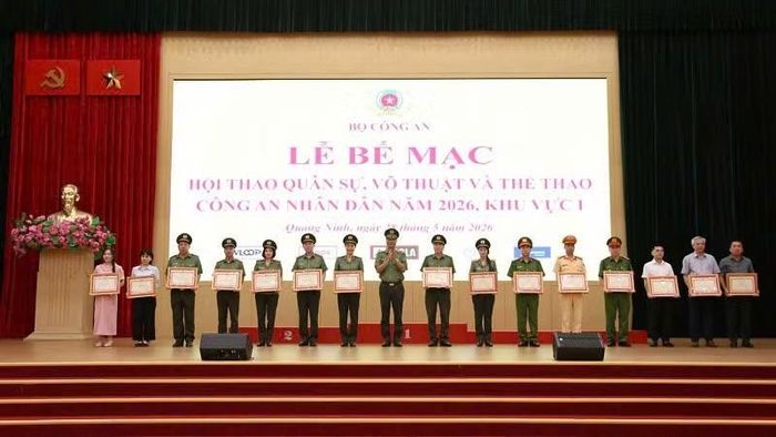 Thiếu tướng Lê Hồng Hiệp, Phó Cục trưởng Cục Công tác chính trị trao Bằng khen cho các tập thể, cá nhân.