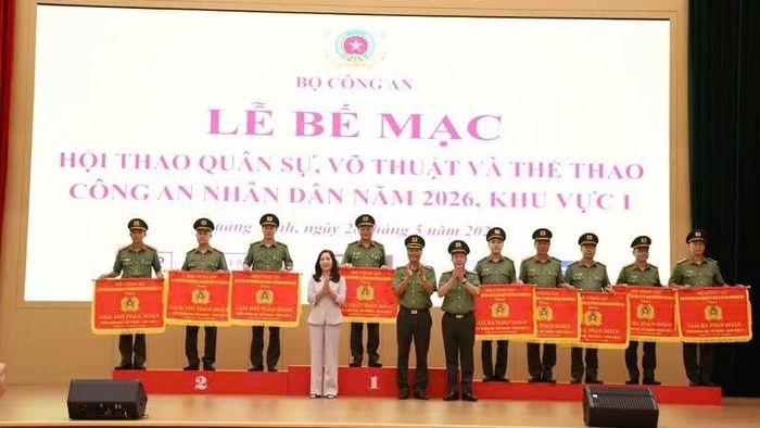 Lãnh đạo Bộ Công an, tỉnh Quảng Ninh và Công an tỉnh Quảng Ninh trao giải Nhất, Nhì và Ba toàn đoàn.