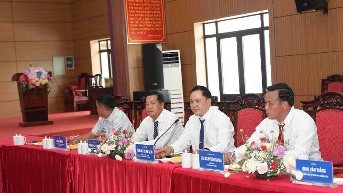 Đồng chí Văn Phết Sỷ Bun Sẻng đánh giá các mô hình sản xuất nông nghiệp tại Bản Lầu có nhiều phù hợp để áp dụng tại huyện Mường Ét.