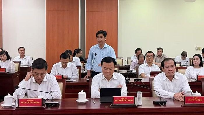 Đại biểu nêu ý kiến tại hội nghị. (Ảnh: HOÀNG TUYẾT)