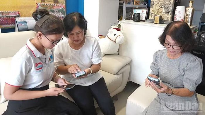 Mô hình tổ công nghệ số cộng đồng phát huy hiệu quả trên địa bàn phường Đức Nhuận. (Ảnh: LINH BẢO)