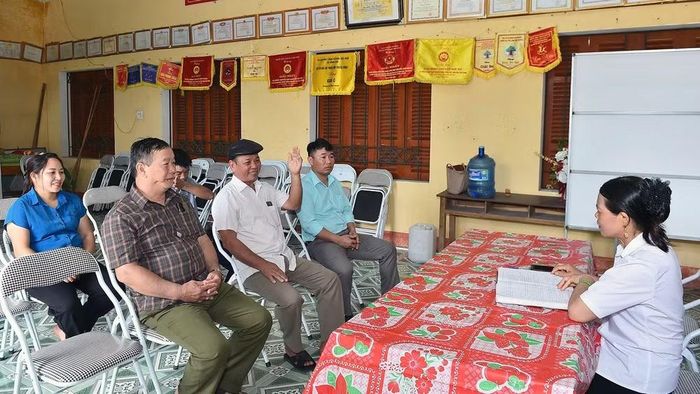 Chi bộ thôn Khe Thuyền 1, xã Hồng Sơn họp quán triệt Nghị quyết của Ban Thường vụ Tỉnh ủy Tuyên Quang về sắp xếp thôn, tổ dân phố.