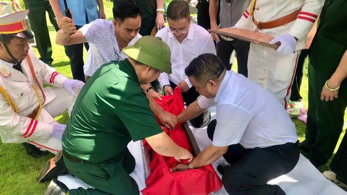 Hoạt động cất bốc hài cốt liệt sĩ đưa về an táng tại quê hương.