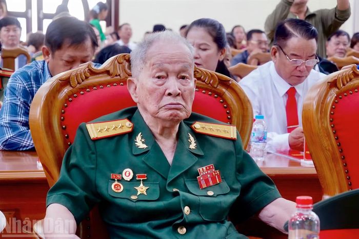 Đại tá, Anh hùng Lực lượng vũ trang nhân dân Nguyễn Văn Tàu (Tư Cang) dự lễ kỷ niệm.