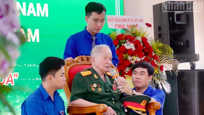 Đại tá, Anh hùng Lực lượng vũ trang nhân dân Nguyễn Văn Tàu (Tư Cang) chia sẻ tại lễ kỷ niệm.