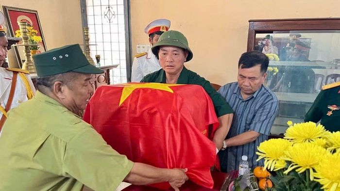 Tổ công tác của Văn phòng đại diện phía nam đồng hành đưa các anh hùng liệt sĩ về quê hương.