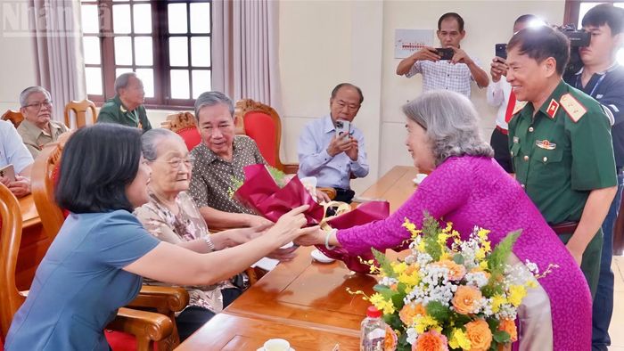 Các đại biểu tặng hoa Mẹ Việt Nam Anh hùng dự lễ kỷ niệm.