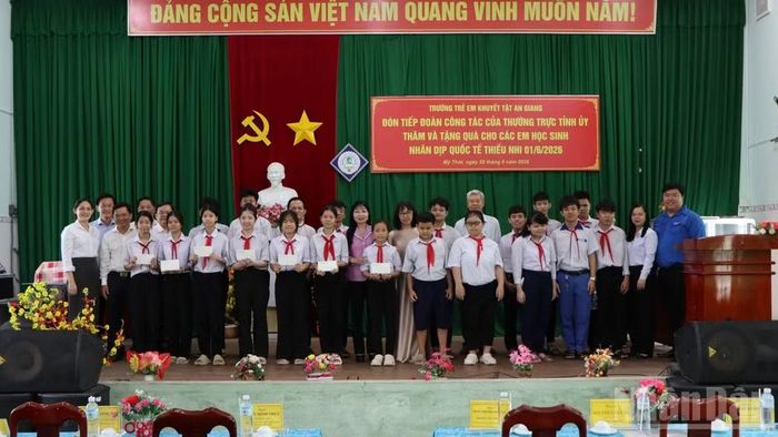 Đoàn công tác tỉnh chụp hình lưu niệm cùng thầy cô, học sinh Trường Trẻ em khuyết tật.