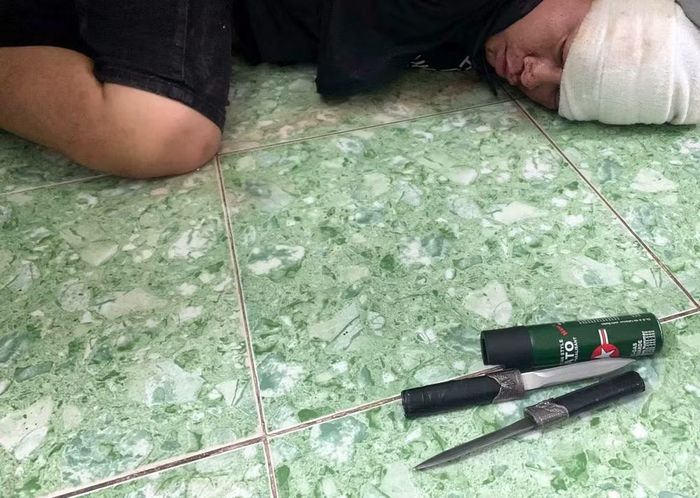 Đối tượng ma túy dùng hung khí chống trả lực lượng công an bị khống chế.