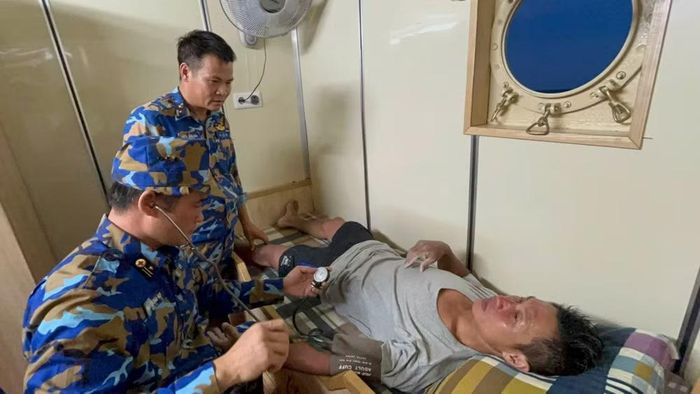 Ông Lê Ngọc Năm, Thuyền trưởng tàu HP 90666-TS được cán bộ, chiến sĩ tàu 634, Lữ đoàn 169, Vùng 1 Hải quân kiểm tra sức khỏe.