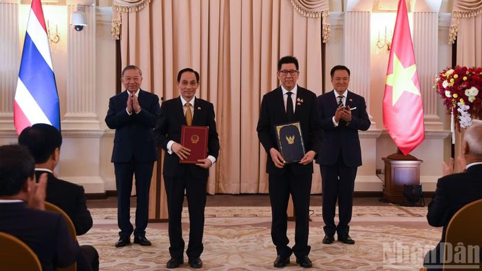  Trước đó, Tổng Bí thư, Chủ tịch nước Tô Lâm và Thủ tướng Thái Lan Anutin Charnvirakul chứng kiến trao Chương trình hành động triển khai quan hệ Đối tác chiến lược toàn diện Việt Nam-Thái Lan giai đoạn 2026-2031. (Ảnh: XUÂN SƠN) 
