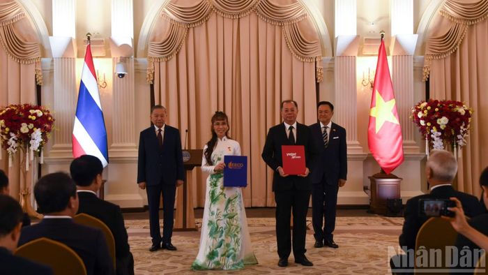 Tổng Bí thư, Chủ tịch nước Tô Lâm và Thủ tướng Thái Lan Anutin Charnvirakul chứng kiến trao Biên bản ghi nhớ về hợp tác phát triển Dự án Trung tâm bảo trì, sửa chữa, vận hành giữa Vietjet với Cơ quan Hành lang kinh tế phía Đông. (Ảnh: XUÂN SƠN)
