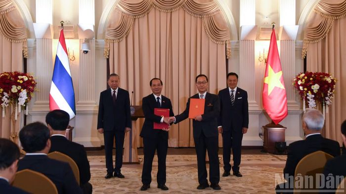 Tổng Bí thư, Chủ tịch nước Tô Lâm và Thủ tướng Thái Lan Anutin Charnvirakul chứng kiến trao Biên bản ghi nhớ về hợp tác giữa Học viện Hành chính và Quản trị công, thuộc Học viện Chính trị quốc gia Hồ Chí Minh và Đại học Khon Kaen, Thái Lan. (Ảnh: MINH THẮNG)