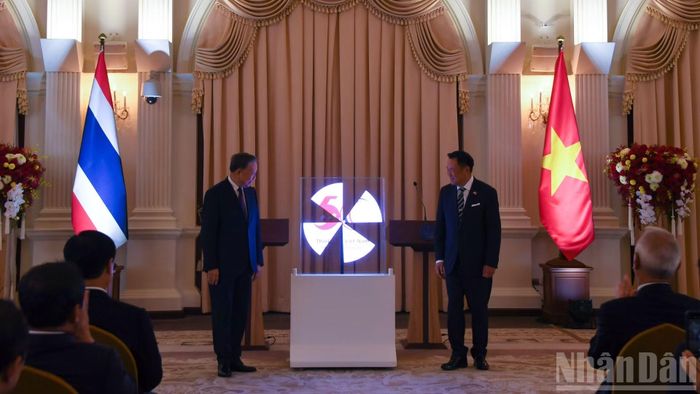  Trước đó, Tổng Bí thư, Chủ tịch nước Tô Lâm và Thủ tướng Thái Lan Anutin Charnvirakul cùng ấn nút khai trương logo kỷ niệm 50 năm thiết lập quan hệ ngoại giao Việt Nam-Thái Lan. (Ảnh: MINH THẮNG) 