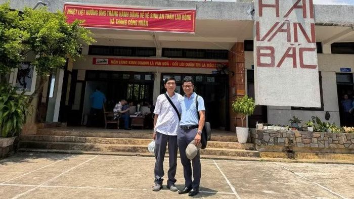 Đại tá, nhà thơ Nguyễn Hữu Quý vui mừng gặp lại thầy giáo, nhà thơ Đặng Hiếu Dân - cây bút tiêu biểu trong ngành đường sắt.