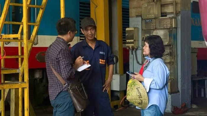 Gặp gỡ người lao động để có chất liệu thực tế.