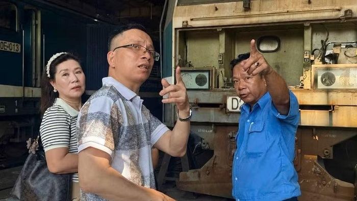 Nhà văn, nhà báo Nguyễn Văn Học (giữa) tìm hiểu thực tế.