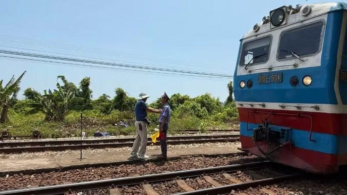 Nhiếp ảnh gia Trần Vũ Thành chia sẻ với người lao động.