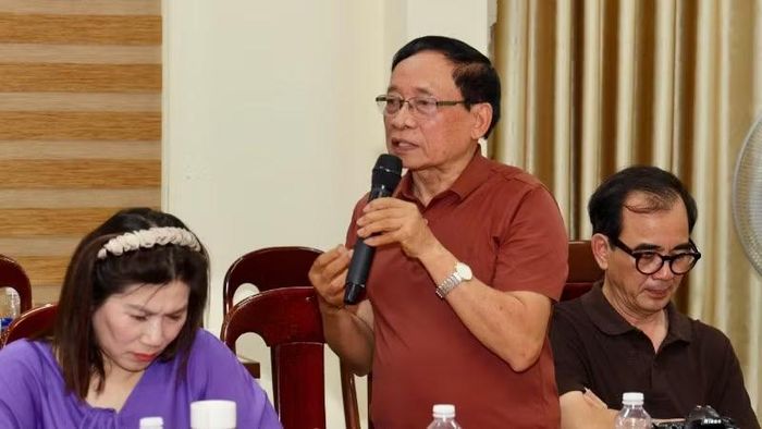 Nhà văn, cựu chiến binh Vũ Ngọc Thư xúc động đọc bài thơ khi giao lưu cùng cán bộ, công nhân ngành đường sắt.