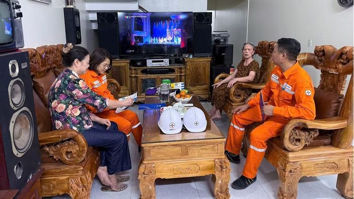 Công ty Điện lực Tuyên Quang tăng cường công tác tuyên truyền để khách hàng hiểu rõ việc tính tiền điện theo biểu giá bán lẻ điện bậc thang.