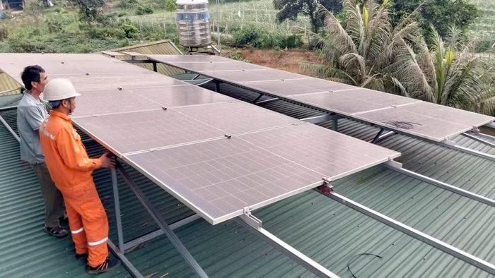Nhiều hộ gia đình trên địa bàn tỉnh Tuyên Quang đã lắp đặt hệ thống điện mặt trời mái nhà nhằm tiết kiệm chi phí tiền điện.