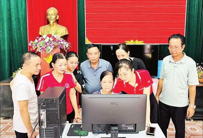 Đào tạo các thủ tục liên thông tại Tổ dân phố số 4, phường Trung Sơn, tỉnh Ninh Bình. (Ảnh: THÁI HÒA)