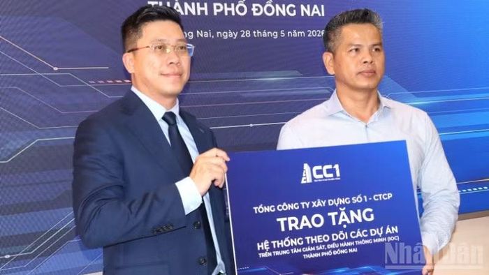 Lãnh đạo Sở Xây dựng thành phố Đồng Nai tiếp nhận phần mềm hệ thống theo dõi tiến độ các dự án từ Tổng Công ty Xây dựng số 1.