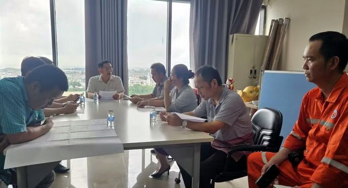 Ông Hà Hữu Dũng, Phó Chủ tịch Ủy ban nhân dân phường Tam Thắng (ngồi giữa bàn) làm việc với các bên sáng 28/5.