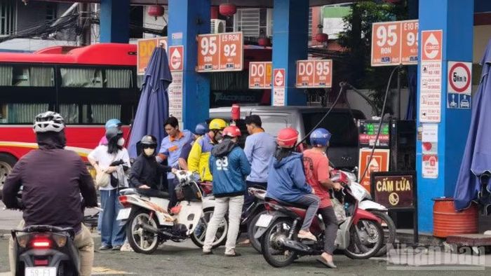 Các điểm bán lẻ xăng A95, sáng 28/5 vẫn được nhiều người dân Thành phố lựa chọn vì chưa nắm chắc thông tin về tác dụng của xăng sinh học E10. (Ảnh: Tùng Anh)