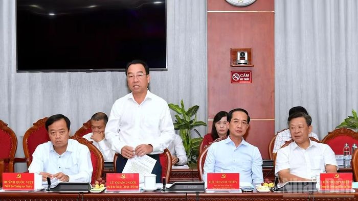 Đồng chí Lữ Quang Ngời, Phó Bí thư Tỉnh ủy, Chủ tịch Ủy ban nhân dân tỉnh Cà Mau (đứng) phát biểu liên quan nỗ lực, những mặt còn khó khăn trong kế hoạch tăng trưởng kinh tế của tỉnh.