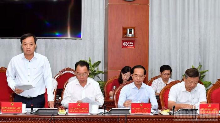 Phó Bí thư Thường trực Tỉnh ủy Cà Mau Huỳnh Quốc Việt (bìa trái) chia sẻ quyết tâm của Cà Mau trong thực hiện mô hình chính quyền địa phương 2 cấp.