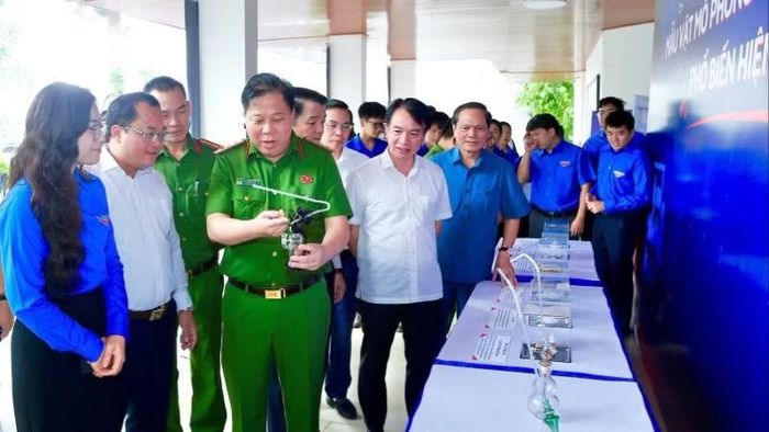 Các đại biểu tham quan không gian trưng bày mẫu vật các loại ma túy phổ biến hiện nay tại chương trình.