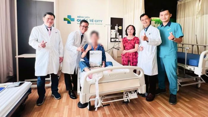 Bệnh nhân và người thân vui mừng sau khi hồi phục.