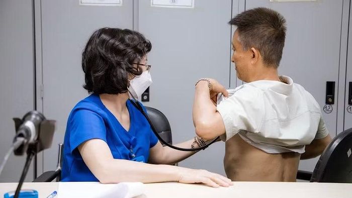 Bác sĩ kiểm tra sức khỏe tim mạch cho người lao động.
