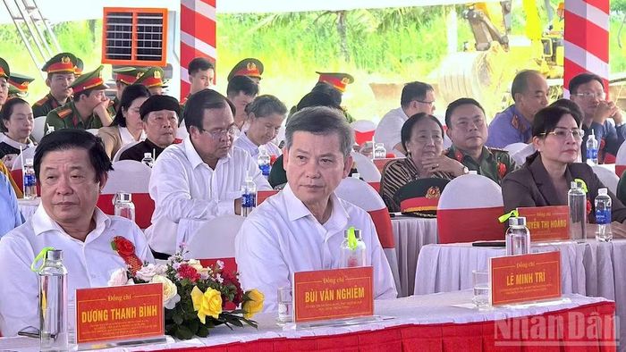 Đồng chí Lê Minh Trí, Ủy viên Bộ Chính trị, Bí thư Trung ương Đảng, Trưởng Ban Nội chính Trung ương (thứ 2 từ trái qua, bàn đầu tiên trên cùng) về tham dự sự kiện tại Cà Mau.