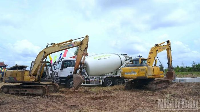 Nhà thầu huy động thiết bị chuyên dụng thực hiện nghi thức đầu tiên tại lễ động thổ xây dựng Đền tưởng niệm Anh hùng liệt sĩ và người có công tại Cà Mau.
