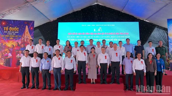 Lãnh đạo Ban Nội chính Trung ương cùng tập thể lãnh đạo tỉnh Cà Mau và các đơn vị liên quan chụp ảnh lưu niệm tại chuỗi sự kiện.