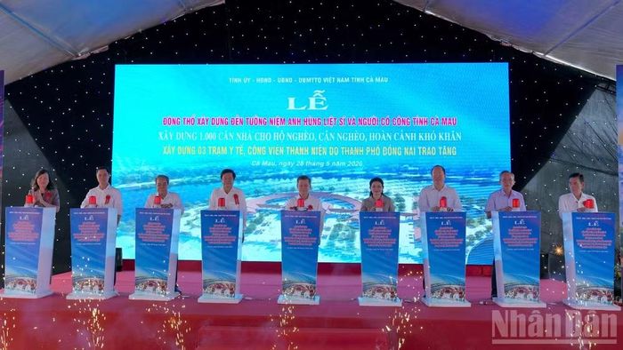 Trưởng Ban Nội chính Trung ương Lê Minh Trí (giữa), cùng lãnh đạo tỉnh Cà Mau và các đơn vị liên quan thực hiện nghi thức động thổ xây dựng Đền tưởng niệm Anh hùng liệt sĩ và người có công.